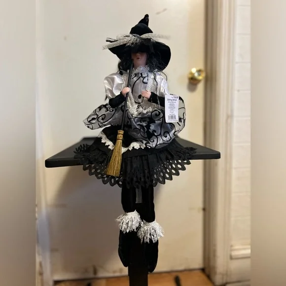 Sitting Witch - Picture 9 of 10